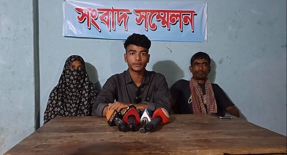 পাংশার মেঘনায় খেলনা পিস্তলের ছবি নিয়ে বিতর্ক; সংবাদ সম্মেলনে যুবকের প্রতিবাদ