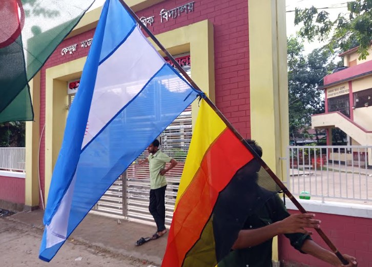 কেন্দুয়ায় প্রিয় দলের পতাকা ও জার্সি কেনার হিড়িক দৈনিক ৪হাজার পতাকা বিক্রি করেন আশরাফুল 