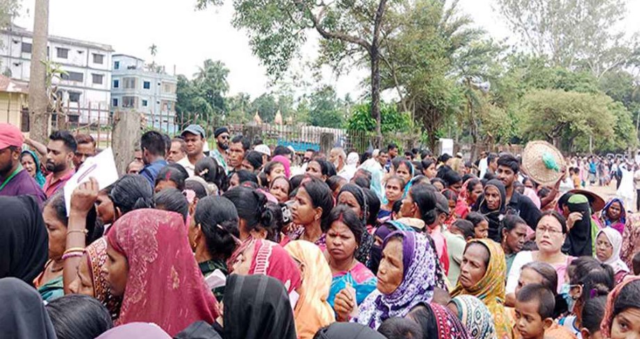 প্রধানমন্ত্রীকে একনজর দেখতে চা শ্রমিকদের ঢল, কানায় কানায় পূর্ণ মাঠ 