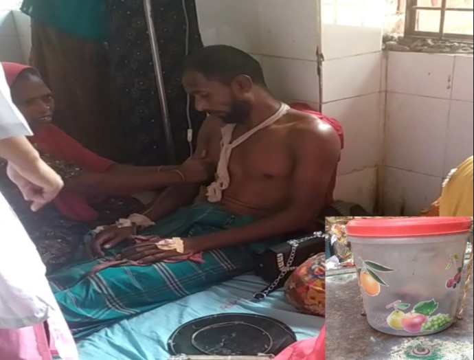 খড়ের পালায় কাজের সময় গুখরো সাপের ছোবল, সাপসহ হাসপাতালে ভর্তি শহমান