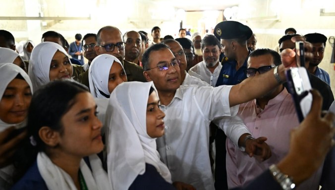 জাতীয় সংসদে প্রধানমন্ত্রীর সঙ্গে সেলফি তুলে উচ্ছ্বসিত কুমিল্লার শিক্ষার্থীরা
