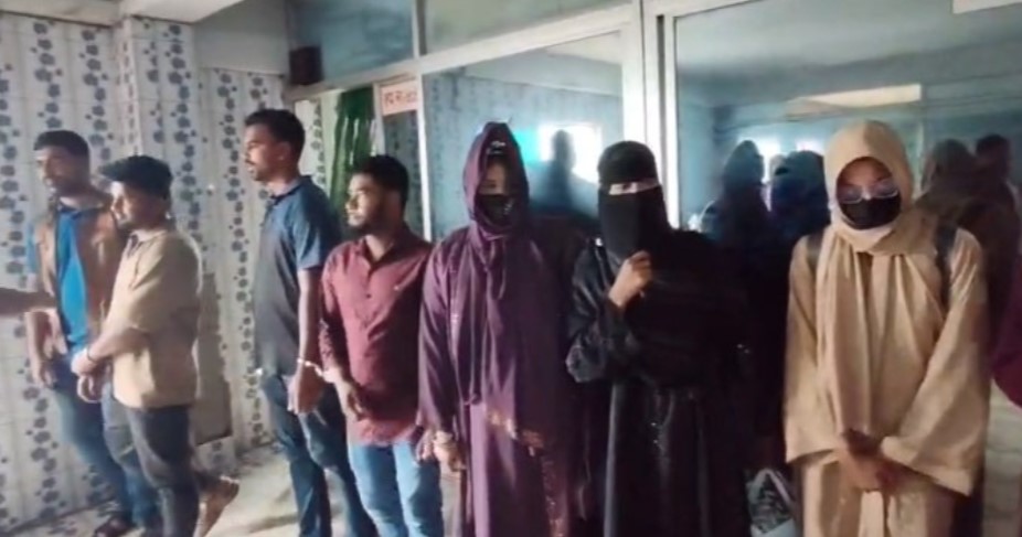 চৌমুহনীর আবাসিক হোটেলে ডিবির অভিযান, আটক ১৪