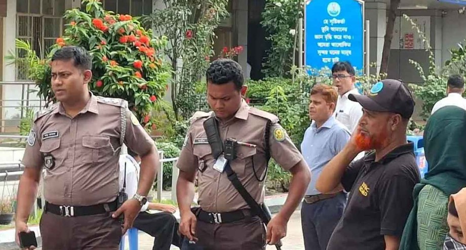 এইচএসসি পরীক্ষা প্রথমবারের মতো কেন্দ্রে পুলিশের বডি ওর্ন ক্যামেরায় নজরদারি 