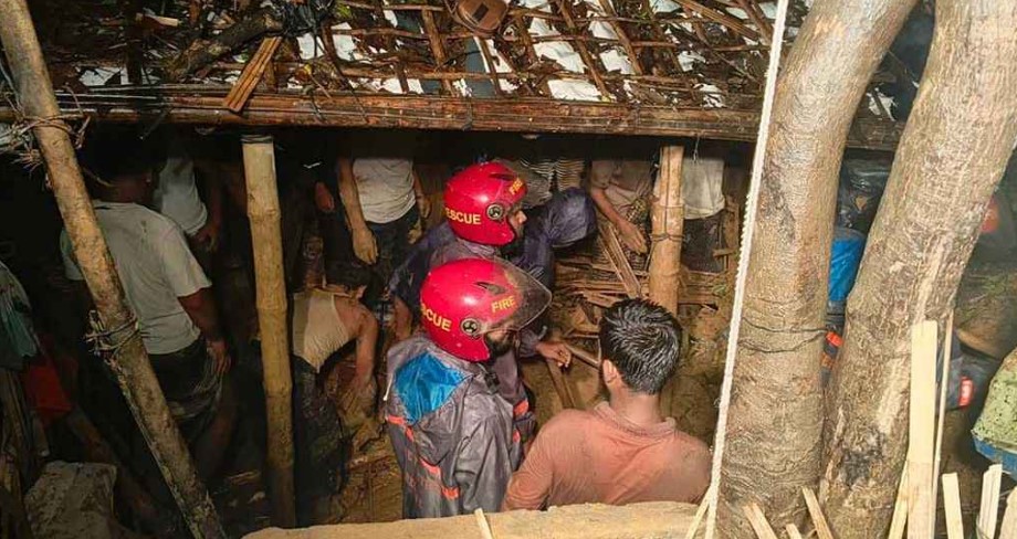 উদ্ধার কাজে ব্যস্ত ফায়ার কর্মীরা : ছবি সংগৃহীত