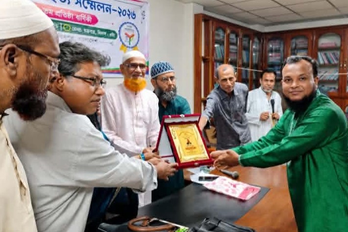 সাহিত্যে বিশেষ অবদানের স্বীকৃতি, মধুখালী সাহিত্য পরিষদের সম্মাননা পেলেন সাকী মাহবুব