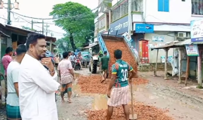 কেন্দুয়ায় ব্যাক্তি উদ্যোগে রাস্তা সংস্কার করলেন বিএনপি নেতা মজনুর খন্দকার