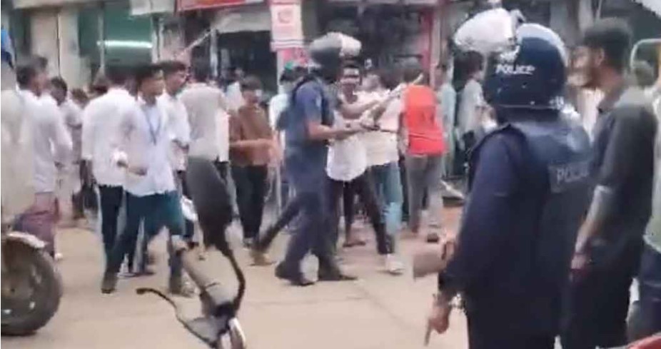 নকলের দাবিতে এইচএসসি পরীক্ষার্থীদের কেন্দ্র ভাঙচুর, অতঃপর...  