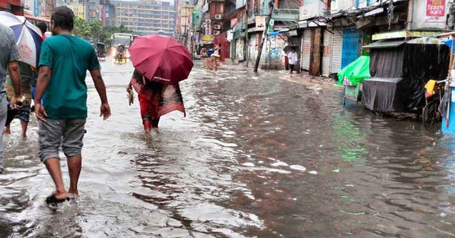 রাতভর বৃষ্টিতে ডুবল রাজধানী  