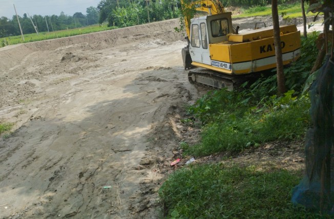 তাসাটুরিয়ায় ১নং বরাইদ  ইউপি সাবেক চেয়ারম্যান মাখন মিয়ার বিরুদ্ধে আবাদি জমি দখল করে মাটি বিক্রির অভিযোগ                