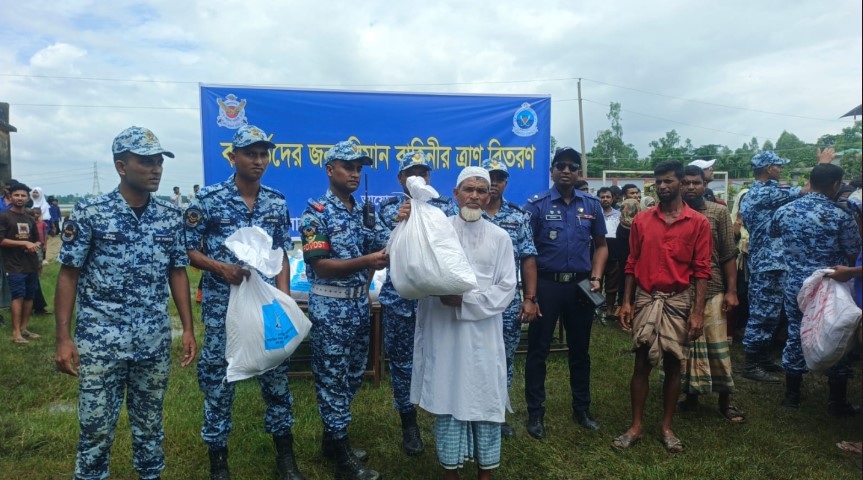 পেকুয়ায় বন্যার্ত মানুষের মাঝে বিমান বাহিনীর ত্রাণ বিতরণ
