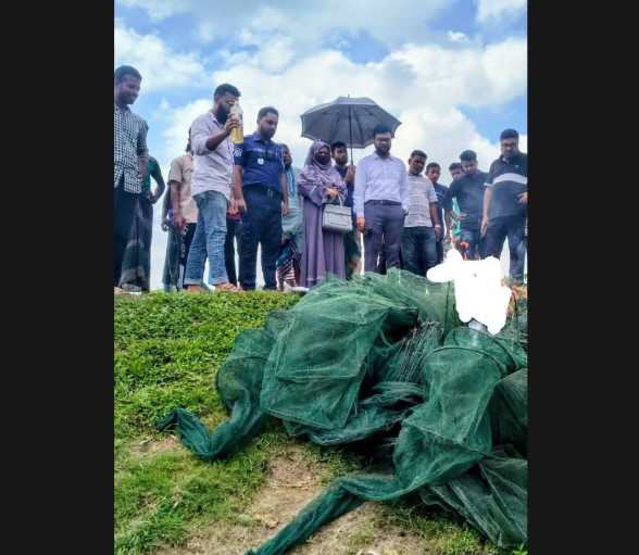 কেন্দুয়ায় বিপুল পরিমাণের অবৈধ চায়না দুয়ারি জাল ধ্বংস, দুজনকে জরিমানা