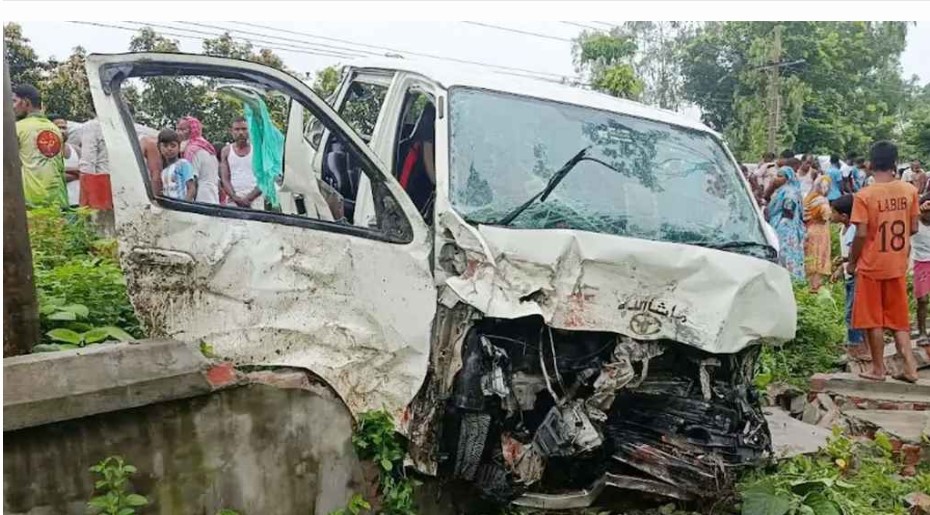 নতুন বউ নিয়ে ফেরার পথে মাইক্রোবাস খাদে, শিশুসহ নিহত ২   