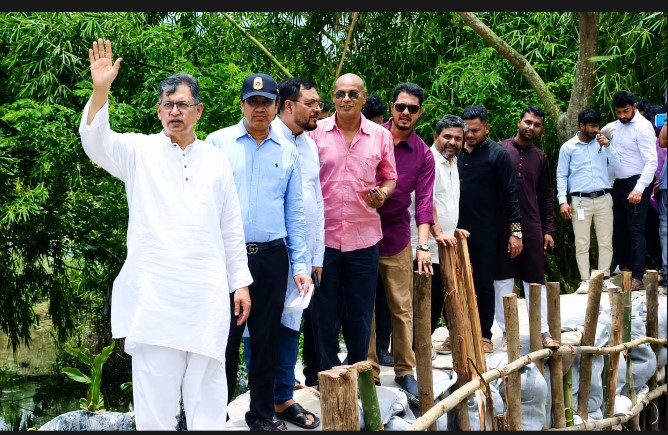 পেকুয়ায় ভাঙা বেড়িবাঁধ দ্রুত সংস্কার ও টেকসই বাঁধ নির্মাণের আশ্বাস স্বরাষ্ট্রমন্ত্রীর