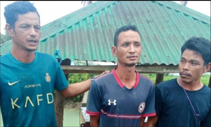 টেকনাফের নাফ নদী সাঁতরে বাংলাদেশে প্রবেশের  সময় মিয়ানমারের ৩ নিরাপত্তাকর্মী আটক