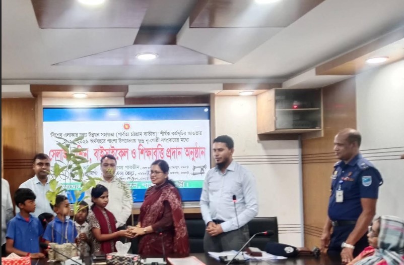 পাংশায় জেলা প্রশাসকের উদ্যোগে ক্ষুদ্র নৃ-গোষ্ঠী ও শিক্ষা প্রতিষ্ঠানে বিভিন্ন সহায়তা বিতরণ