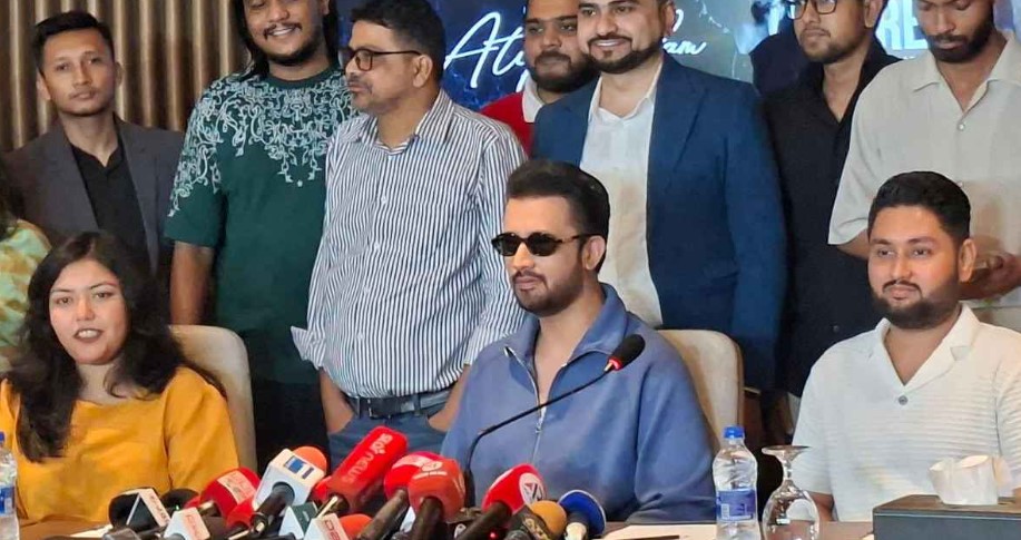 ঢাকায় এসেই সংগীতশিল্পী আতিফ আসলামের বড় ঘোষণা   