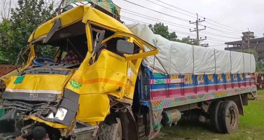 দুর্ঘটনাকবলিত ট্রাক। 