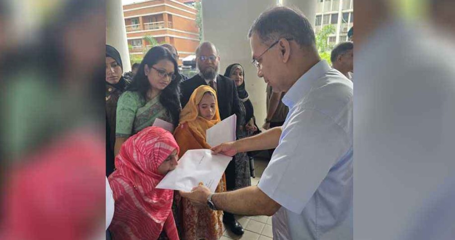 প্রতিবন্ধী তিন ব্যক্তির হাতে নিয়োগপত্র তুলে দিলেন প্রধানমন্ত্রী  