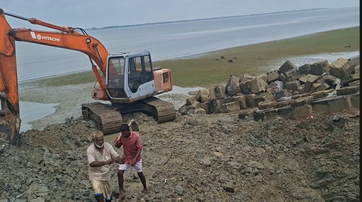 পেকুয়ায় রাতের আঁধারে বেড়িবাঁধ কেটে নাসি বসানোর চেষ্টা, স্কেভেটর জব্দ