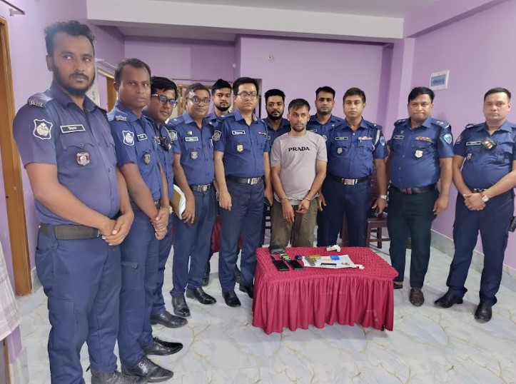 নোয়াখালী জেলা শহর মাইজদীতে প্রবাসীর স্ত্রীকে পিস্তল ঠেকিয়ে চাঁদাবাজি, গ্রেপ্তার-১