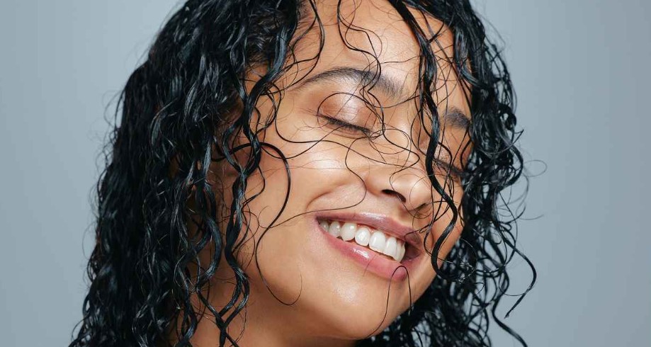 ভেজা চুলের যত্নে সবার আগে বদলান এই অভ্যাসগুলো  