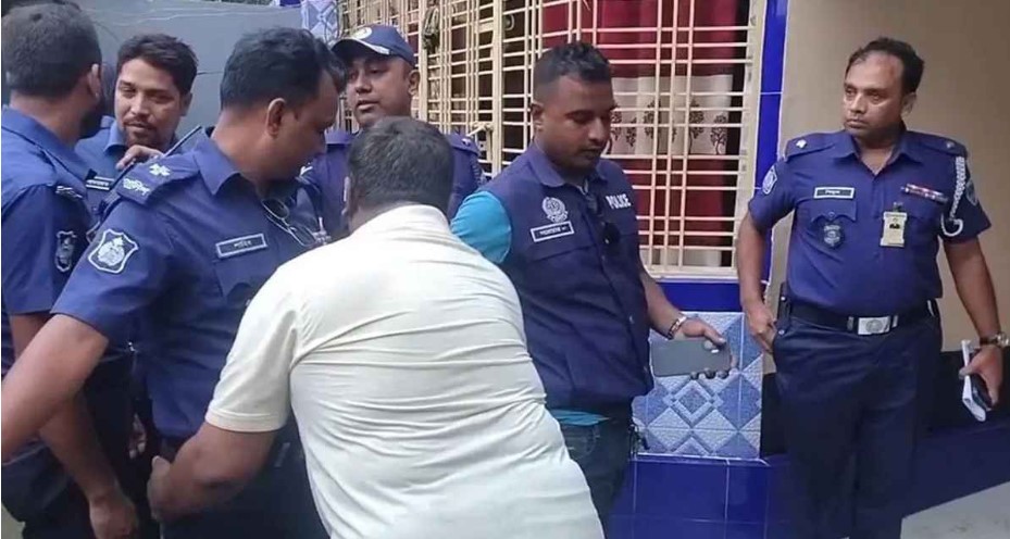 মাদক কারবারির বাড়িতে পুলিশের দেহ তল্লাশি, যা জানা গেল  