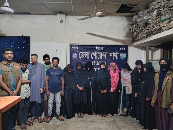 ডিবি নোয়াখালী অসামাজিক কাজে জড়িত থাকা ৪ জন পুরুষ ও ৮ জন নারী গ্রেফতার