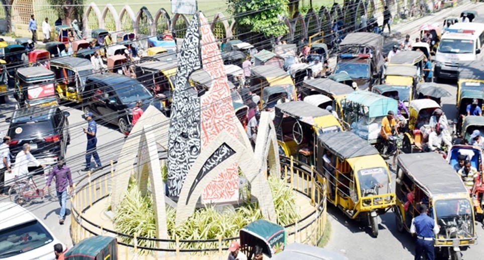যশোর শহরে অসহনীয় যানজট, অতি শীঘ্রই যানজট নিয়ন্ত্রণে মাঠে নামছে স্থানীয় প্রশাসন