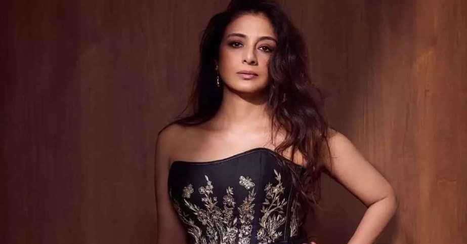 ৫৪ বছর বয়সেও তারুণ্য ধরে রেখেছেন টাবু, নিজেই জানালেন রহস্য   