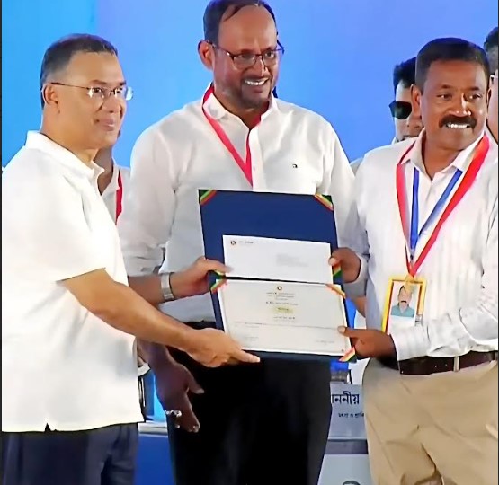 যশোরে রেণু পোনা মাছ উৎপাদনকারী প্রতিষ্ঠান ন্যাশনাল ফিস হ্যাচারির স্বত্বাধিকারী আমিরুল হকের জাতীয় পর্যায়ে স্বর্ণপদক অর্জন, একজন সফল মৎস্য উদ্যোক্তার গল্প কাহিনী