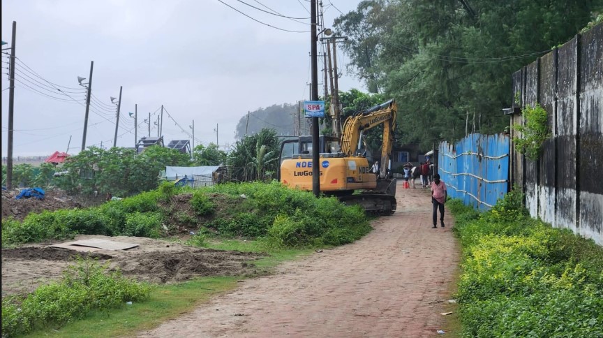 কক্সবাজার সমুদ্র  সৈকতের বালিয়াড়িতে সড়ক নির্মাণ: জেলা প্রশাসকসহ চারজনকে আদালত অবমাননার নোটিশ