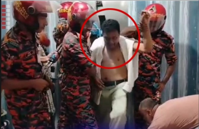 মুন্সিগঞ্জে লিফটে আটকা পরা সাবেক মেয়রকে উদ্ধার করল ফায়ার সার্ভিস কর্মীরা