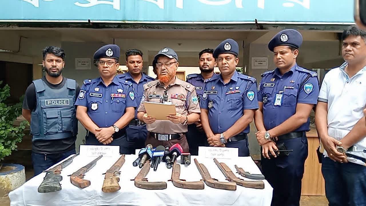 কক্সবাজারের মহেশখালীতে থেকে পাচারকালে ৮টি অস্ত্র উদ্ধার, গ্রেপ্তার-২