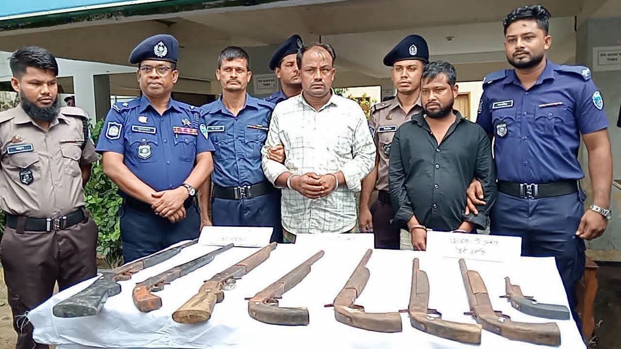 কক্সবাজারের মহেশখালীতে থেকে পাচারকালে ৮টি অস্ত্র উদ্ধার, গ্রেপ্তার-২
