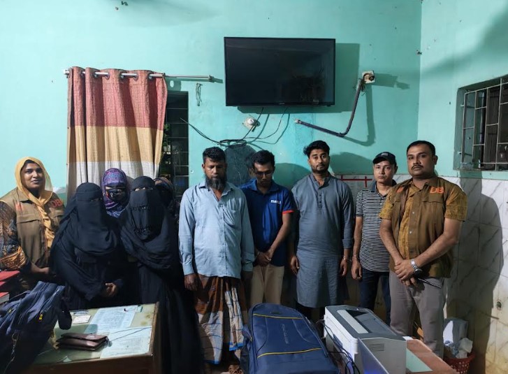 নোয়াখালীতে ২টি আবাসিক হোটেলে ডিবির অভিযান, নারী পুরুষসহ গ্রেপ্তার ৮