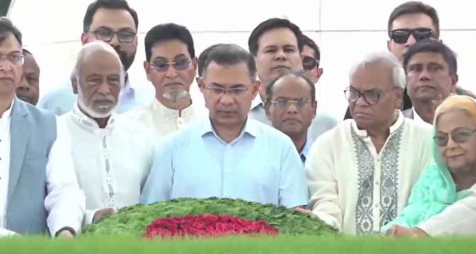 শহীদ জিয়াউর রহমান ও খালেদা জিয়ার সমাধিতে শ্রদ্ধা জানালেন তারেক রহমান  