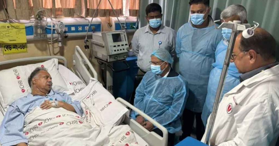 বিদ্যুৎমন্ত্রীকে দেখতে হাসপাতালে রাষ্ট্রপতি