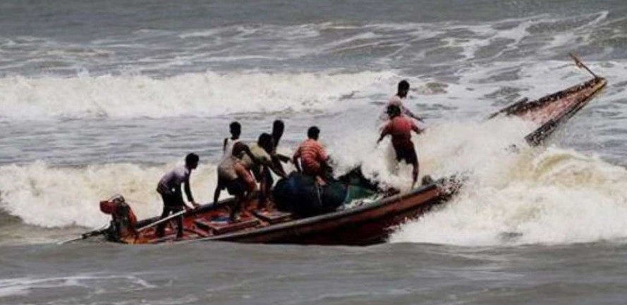 বঙ্গোপসাগরে ট্রলারডুবি: ২ জেলের মরদেহ উদ্ধার, নিখোঁজ ২