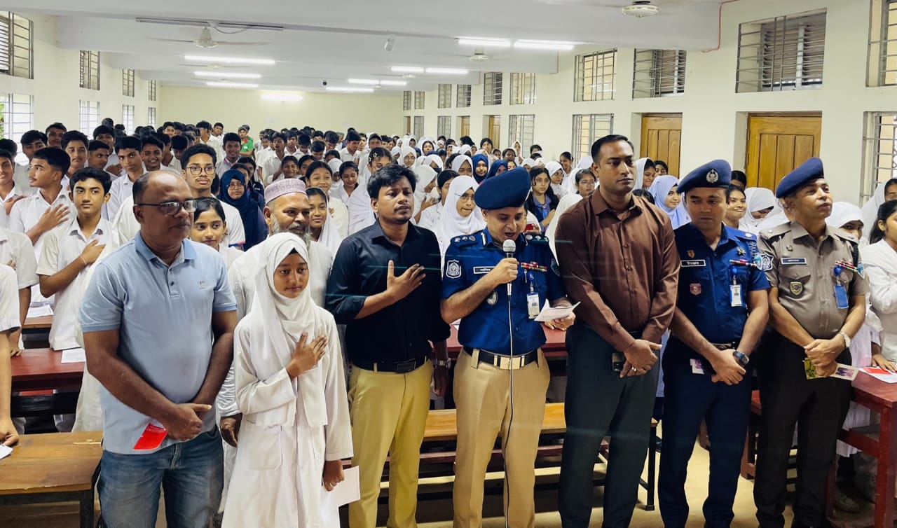 নোয়াখালীতে মাদক ও কিশোর অপরাধকে লাল কার্ড দেখিয়ে শিক্ষার্থীদের ব্যতিক্রমধর্মী শপথ