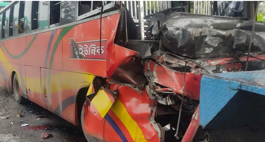 ফেনীতে বাস ও কাভার্ডভ্যান সংঘর্ষে ৩ জনের মৃত্যু