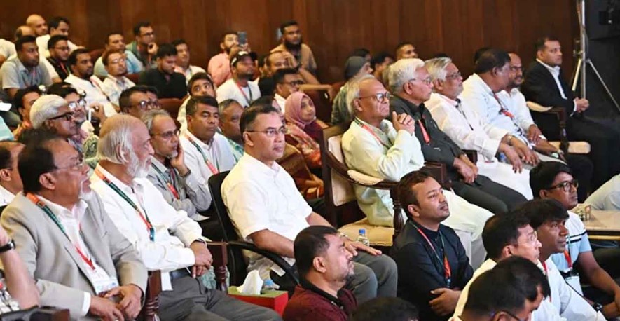 দর্শক সারিতে বসে প্রতিষ্ঠাবার্ষিকীর সাংস্কৃতিক অনুষ্ঠান উপভোগ করলেন প্রধানমন্ত্রী