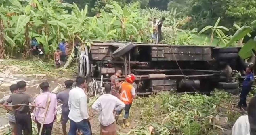গোপালগঞ্জে যাত্রীবাহী বাস খাদে পড়ে নিহত ৩, আহত ৩০