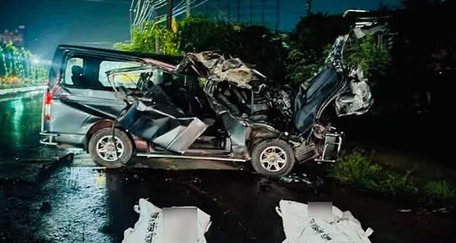 কাভার্ডভ্যান ও মাইক্রোবাসের সংঘর্ষে মৃত্যু বেড়ে ৪