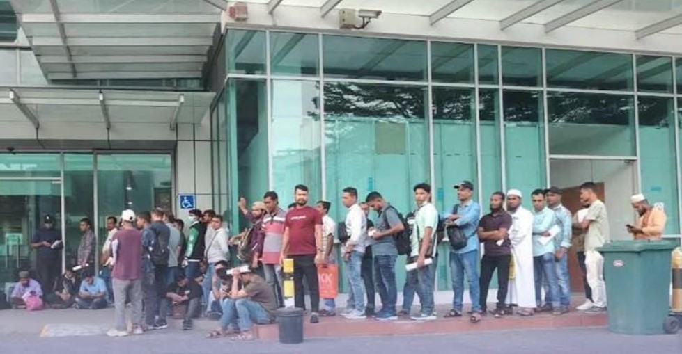 মালয়েশিয়ায় বাংলাদেশী পাসপোর্ট সেবা সেন্টারে অভিযান,  সেবা নিতে এসেও বিপাকে প্রবাসীরা