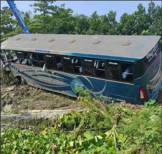 হেলপার চালাচ্ছিল বাস, খাদে পড়ে আহত ১০
