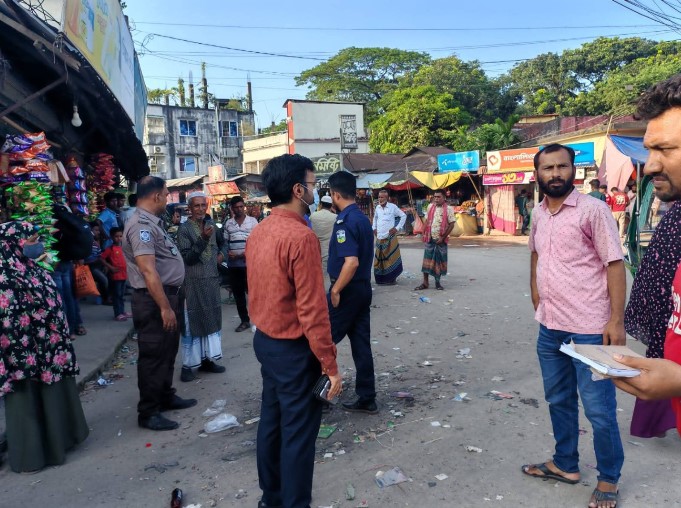 কেন্দুয়ায় যত্রতত্র গাড়ি পার্কিংএর অপরাধে মোবাইল কোর্টে জরিমানা 