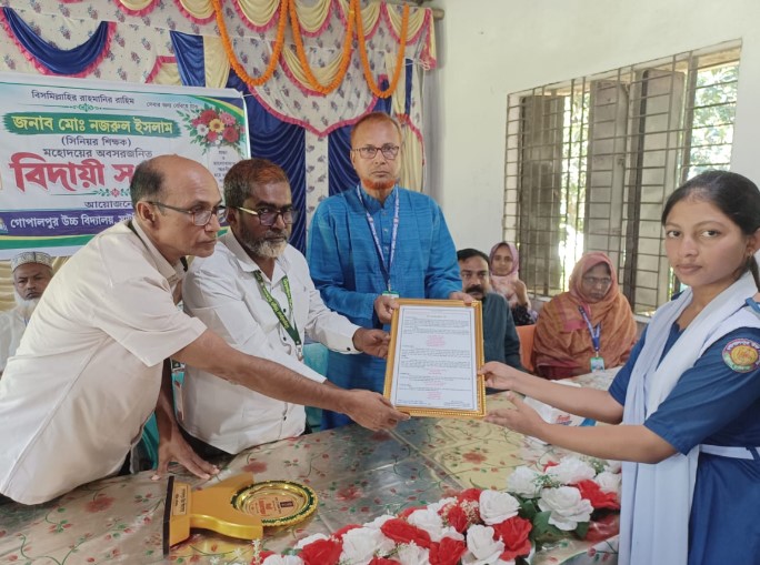 সাটুরিয়াতে ২২ বছরের বর্ণাঢ্য শিক্ষকতা জীবনের ইতি; নজরুল ইসলামকে আবেগঘন বিদায়ী সংবর্ধনা 