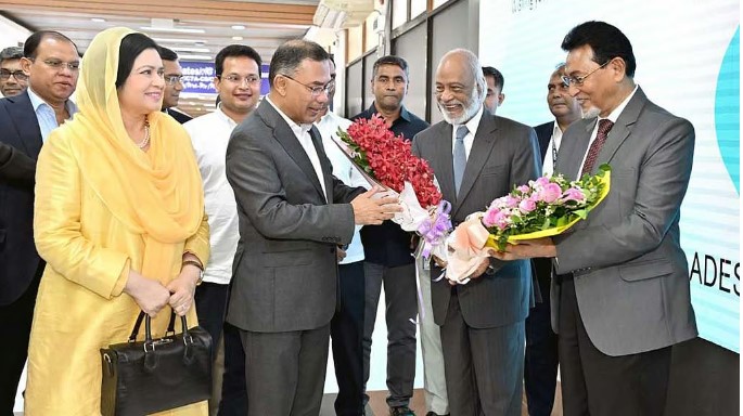 দেশে ফিরেছেন প্রধানমন্ত্রী