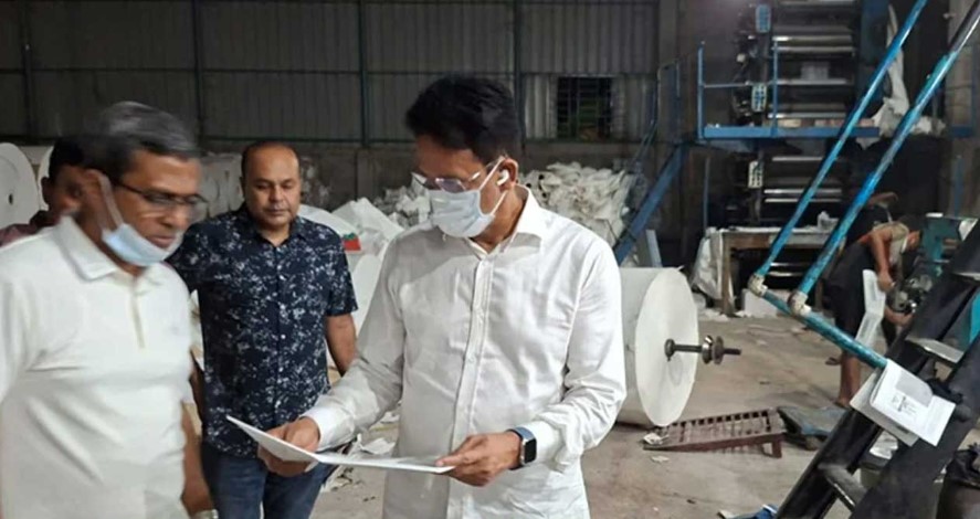 হঠাৎ ছাপাখানায় শিক্ষামন্ত্রী। ছবি: সংগৃহীত