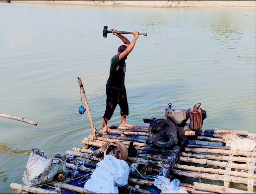 গোবিন্দগঞ্জে অবৈধ বালু উত্তোলন অভিযানে ৩টি শ্যালো মেশিন ও পাইপ ধ্বংস